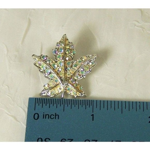 Pegasus Coro Maple Leaf Brooch 1945 Vintage Pave Rhinestones Silver Tone Pin - Picture 4 of 6